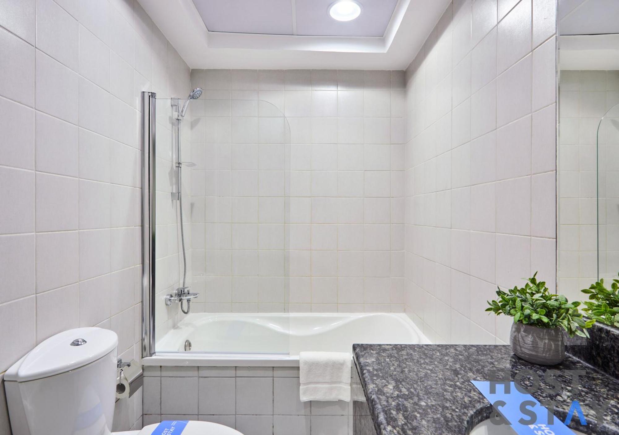 Stylish Renovated 1-bedroom In Mayfair Residency Apartment
