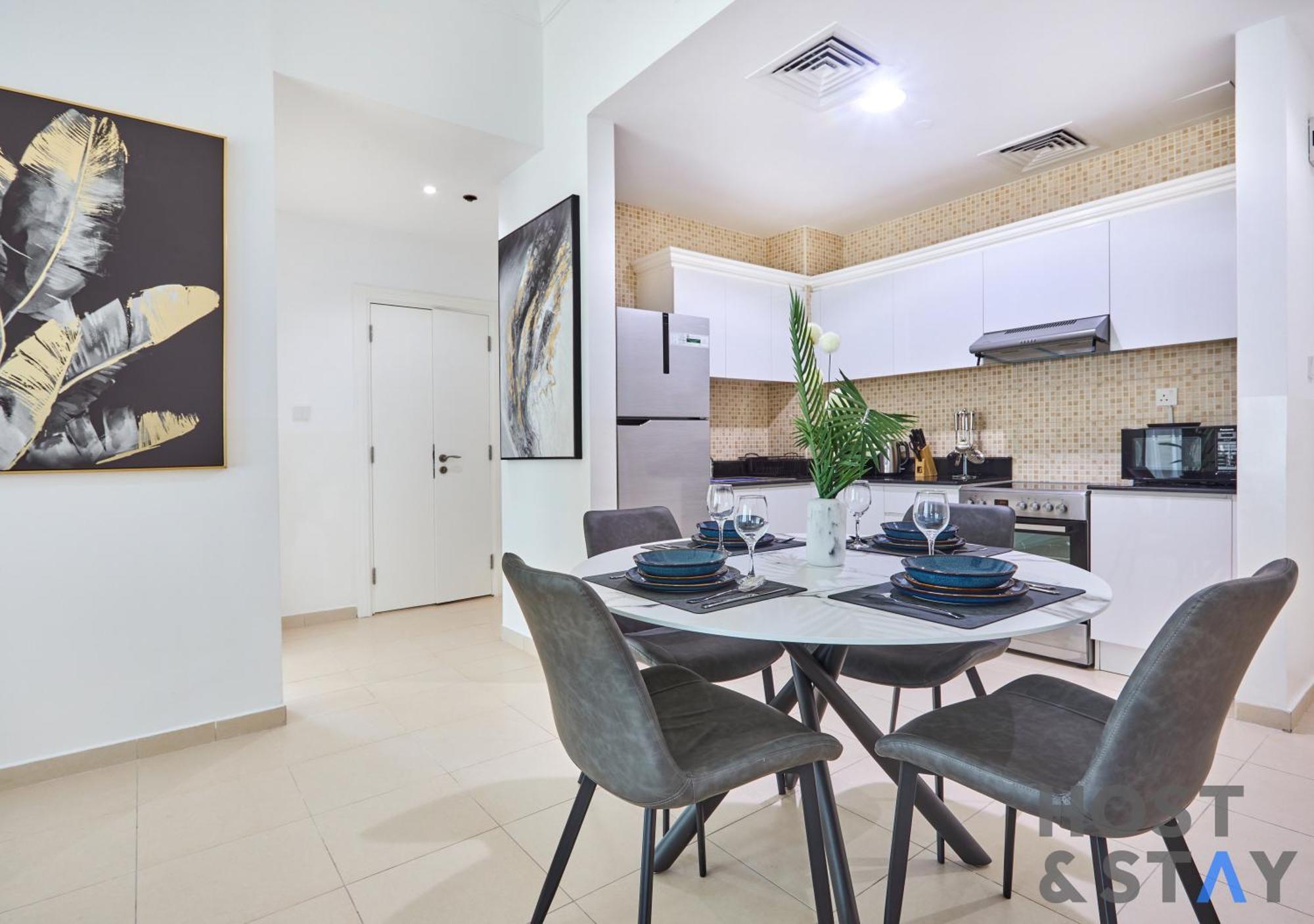 Stylish Renovated 1-bedroom In Mayfair Residency Apartment