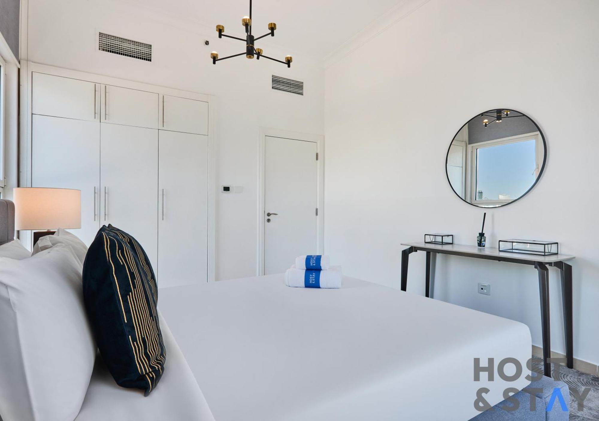 Stylish Renovated 1-bedroom In Mayfair Residency Apartment *